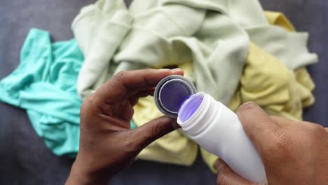 la aplicación de detergente para la ropa