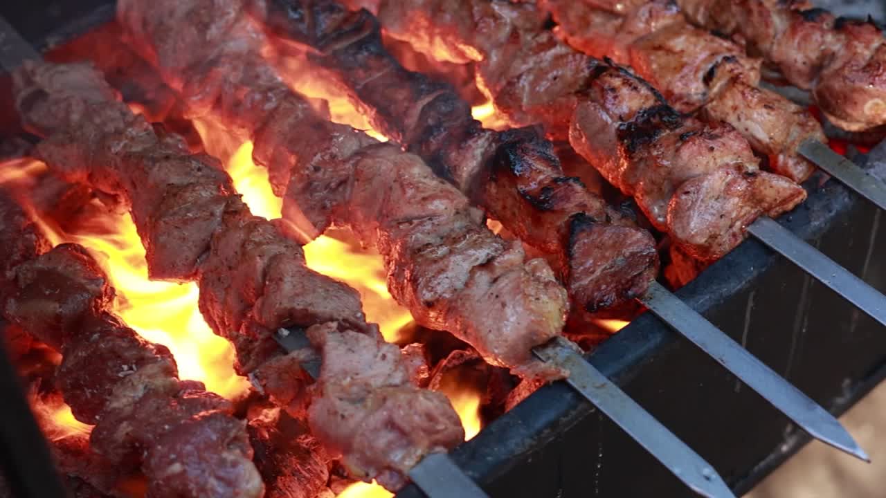 pinzones de cerdo a la parrilla en una parrilla de carbón