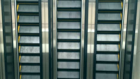 un primer plano de una escalera en movimiento vacía subiendo y bajando. escaleras mecánicas modernas, que se mueven en interiores.