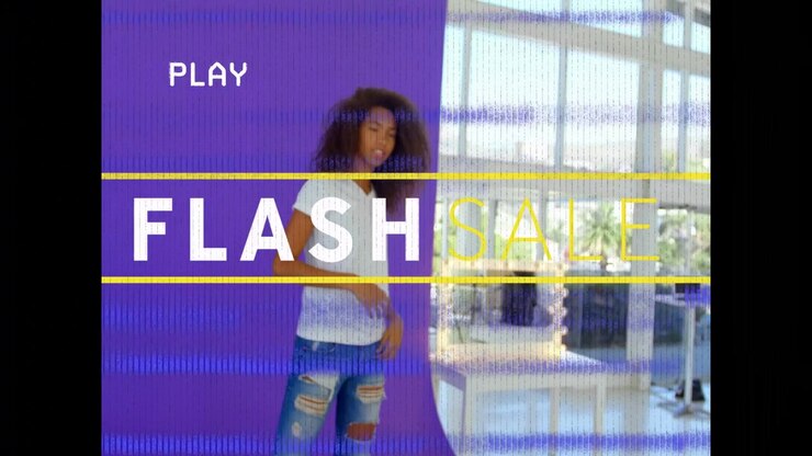 Modella in posa come fotografa che solleva una DSLR, con la scritta 'FLASH SALE' che si muove su uno sfondo viola sopra la modella per pubblicità.