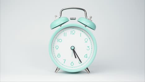 el tiempo transcurre, el despertador azul muestra el transcurso del tiempo.