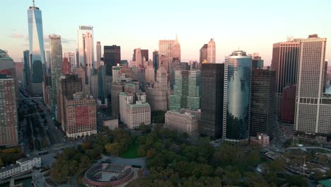 descripción general del paisaje urbano de nueva york vilipendiar disparo de drone de agua disparado en vista superior panorámica del horizonte del atardecer