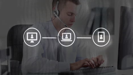 animación de iconos de los medios sobre empresario caucásico usando auriculares de teléfono en la oficina