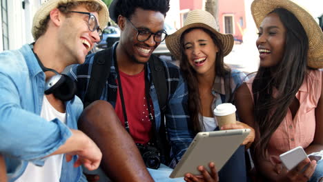 los jóvenes hipsters están buscando una tableta