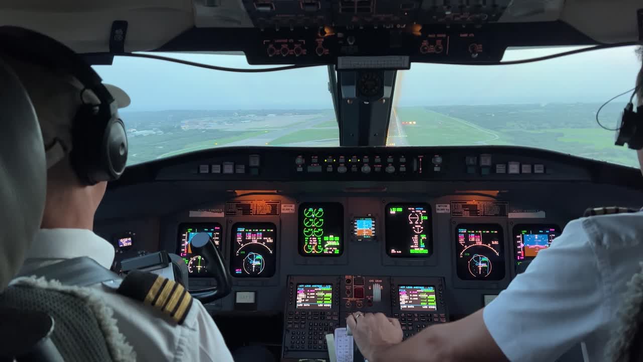 vista única de la cabina de un jet durante un aterrizaje real en la pista