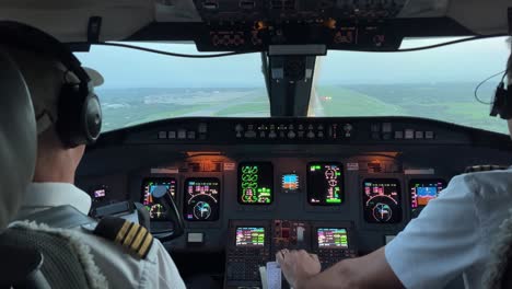 vista única de la cabina de un jet durante un aterrizaje real en la pista