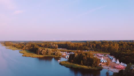 el impresionante paisaje de árboles verdes y exuberantes y un lago tranquilo - hermoso destino turístico - toma aérea