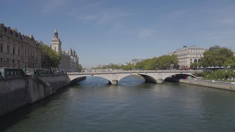 Puente-Pont-Saint-Michel-Que-Cruza-El-Río-Sena-En-París,-Francia,-Con-Turistas-Y-Tráfico-4
