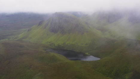 Disparo-Cinematográfico-De-Un-Dron-Que-Atraviesa-Las-Nubes-Para-Revelar-El-Deslizamiento-De-Tierra-En-La-Cara-Este-De-Meall-Na-Suiramach-En-Escocia