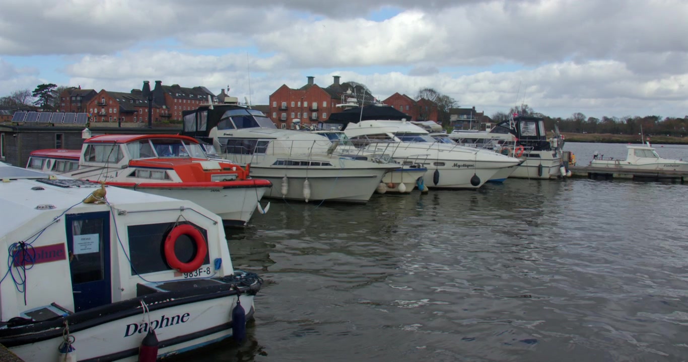 Vidvinkelbilde av båter fortøyd i en marina på Oulton Broad