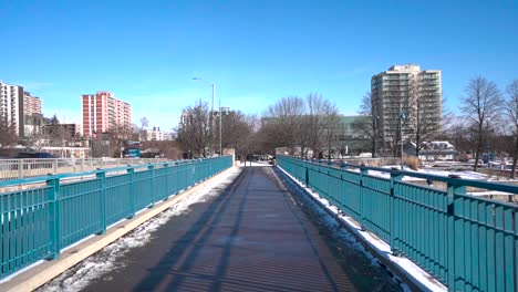 Caminar-Sobre-Un-Puente-Nevado-En-El-Centro-De-Mississauga-En-Invierno