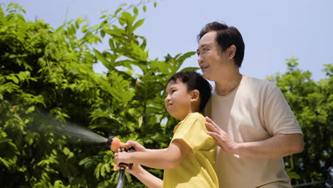 뒷마당 에 있는 아시아인 남자 와 소년