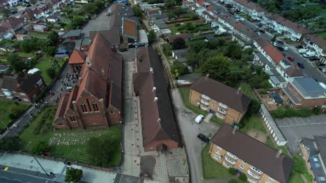 Traditionelle-Kirchliche-Hochzeitszeremonie-Luftumlaufbahn-Rechts-Geneigt-Nach-Oben-Blick-über-St.-Georges-Enfield-Stadtbild