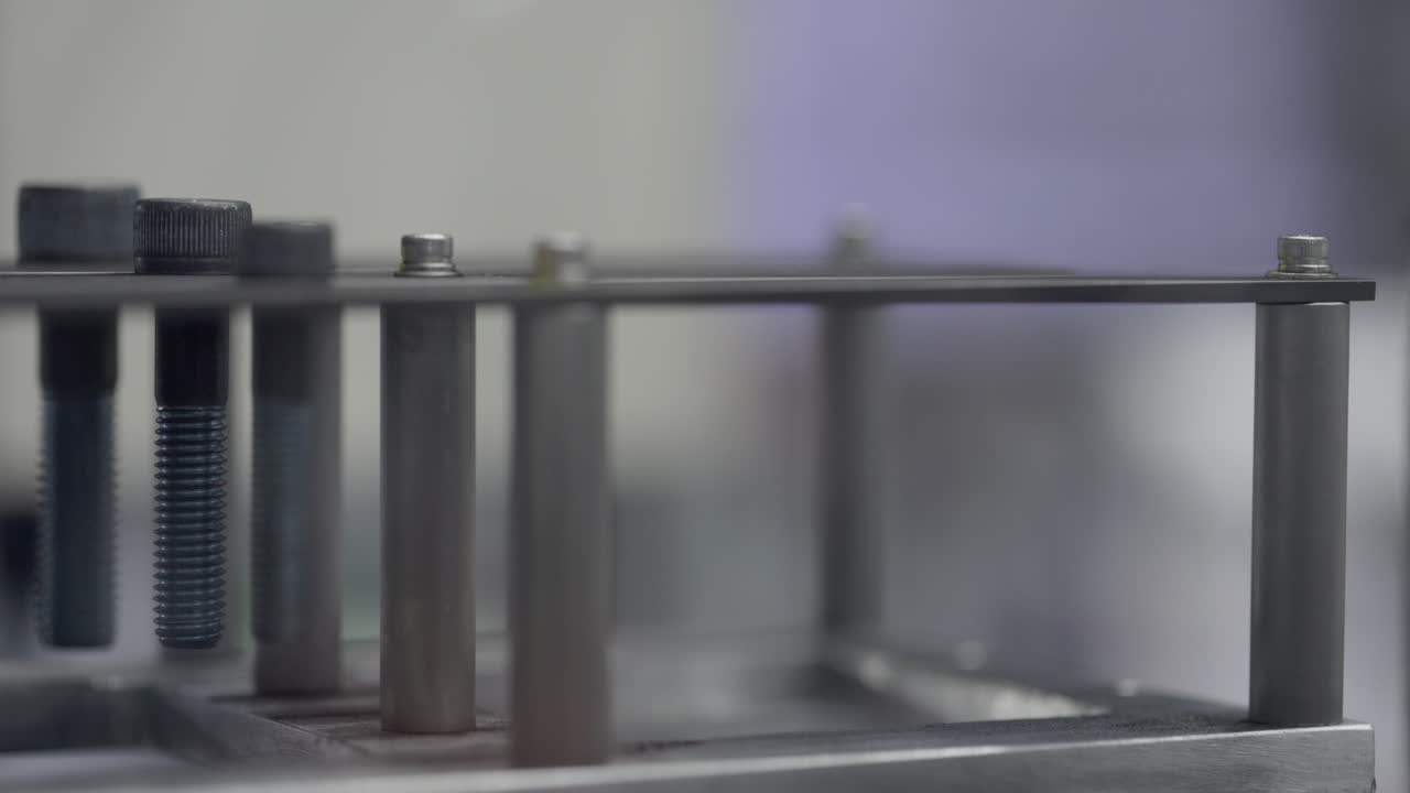 Metal structure with screws