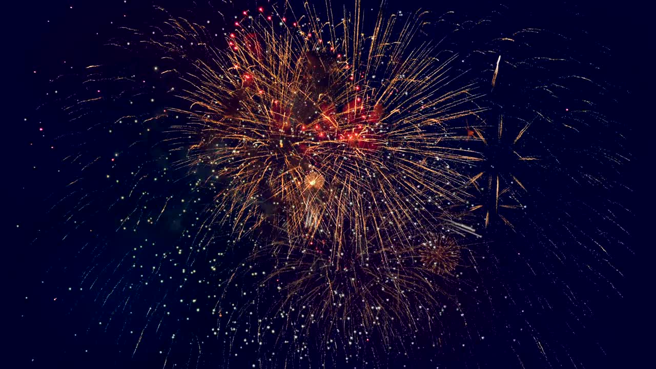 hermosos fuegos artificiales exhibidos en un cielo oscuro. 4k.