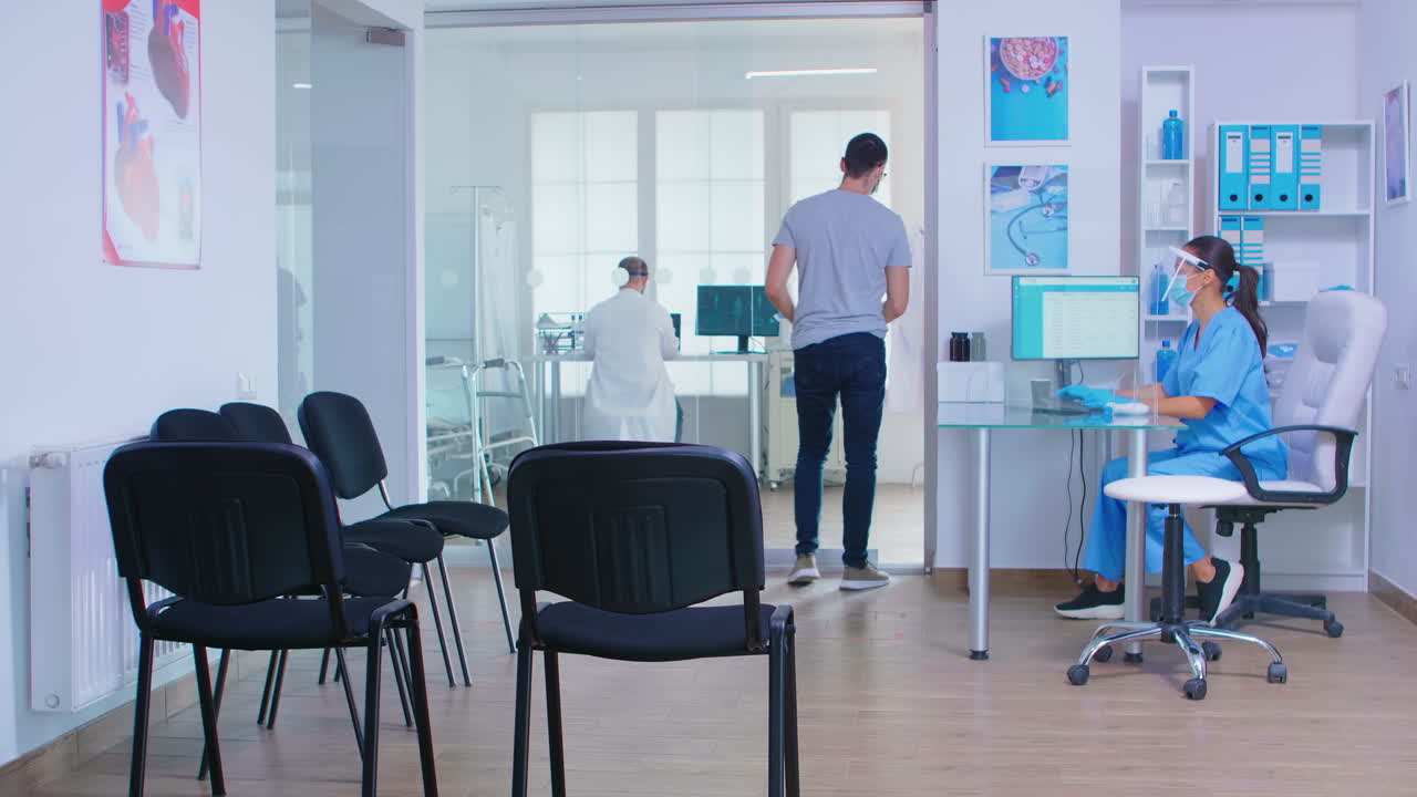 Recepción y sala de espera de un hospital privado moderno