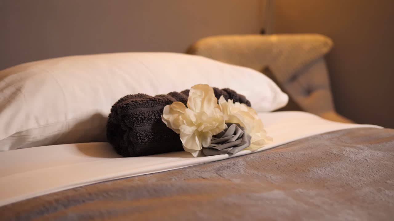 acogedora sala de spa con mesa de masaje