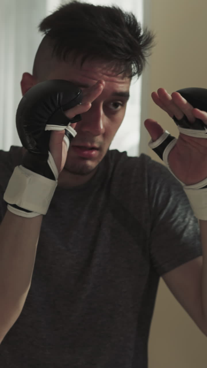 el boxeador bloquea la cara de los golpes durante el sparring en el gimnasio. los deportistas en pareja ejercitan técnicas de combate en el club de lucha a cámara lenta. batalla de socios