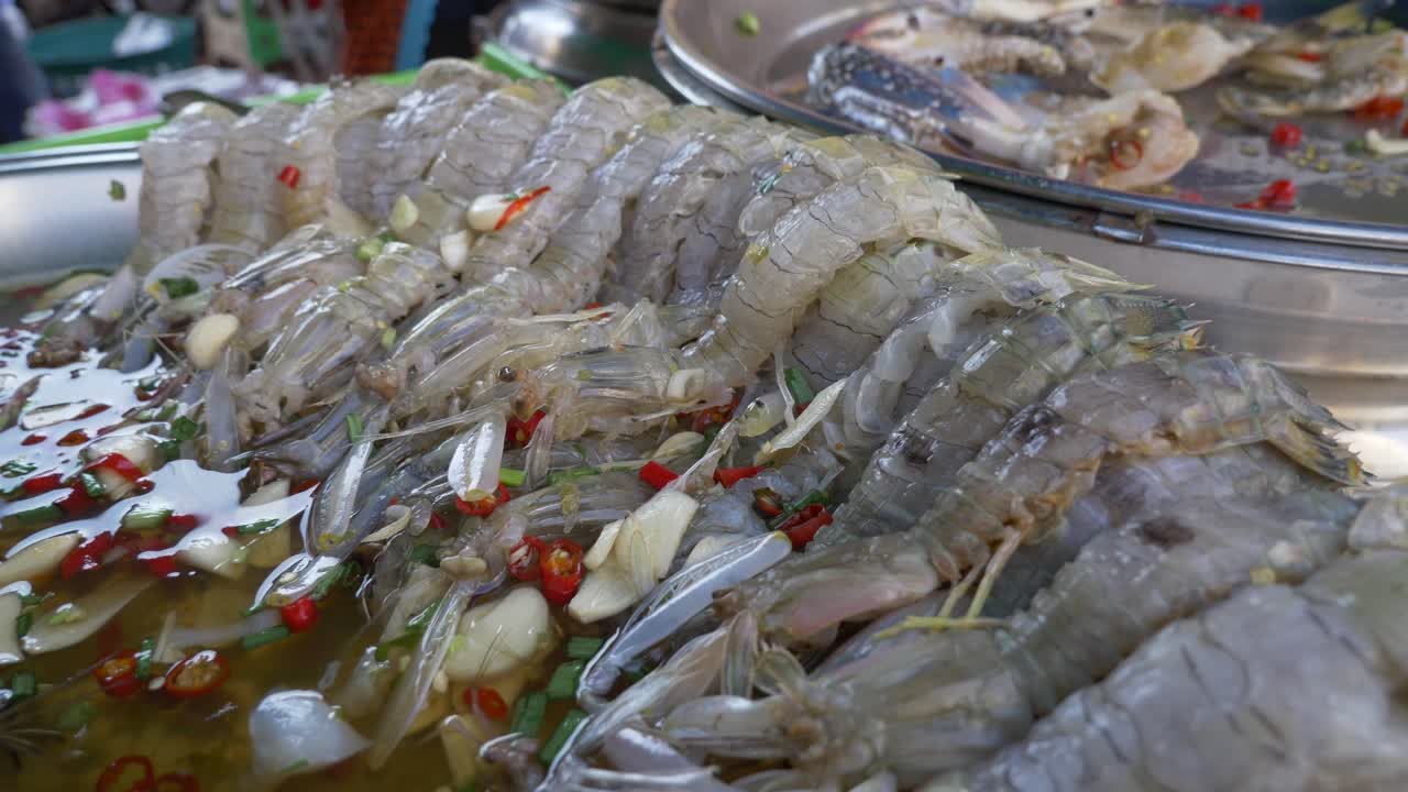 길거리 음식 시장에서 사시미를 맛보는 신선한 새우 요리 다큐멘터리