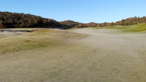 Vuelo-Aéreo-De-Drones-A-Baja-Altitud-Sobre-Un-Campo-De-Golf-En-Kallered,-Molndal-En-Suecia