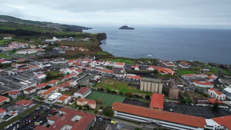 Vuelo-Aéreo-Hacia-Atrás-Sobre-Campos-De-Fútbol-Y-Baloncesto,-Angra-Do-Heroísmo