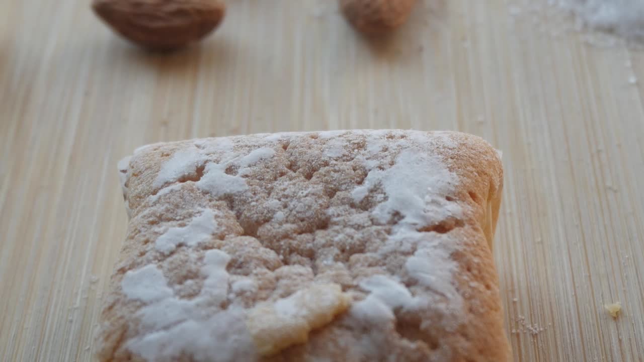 부드러운 자연 조명 에서 나무 표면 에 설탕 을 뿌린 스페인 크리스마스 페이스트리 의 클로즈업