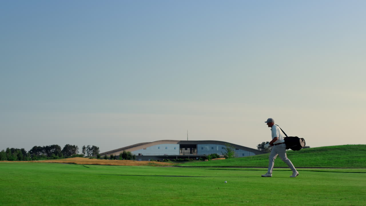 골퍼 그룹이 그린 코스 필드에서 만나는 것을 즐긴다. 두 명의 스포츠 선수가 손을 흔들고 있다.