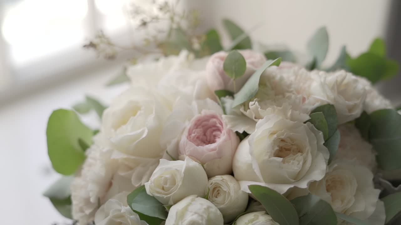 Sposa che tiene un bellissimo bouquet da sposa