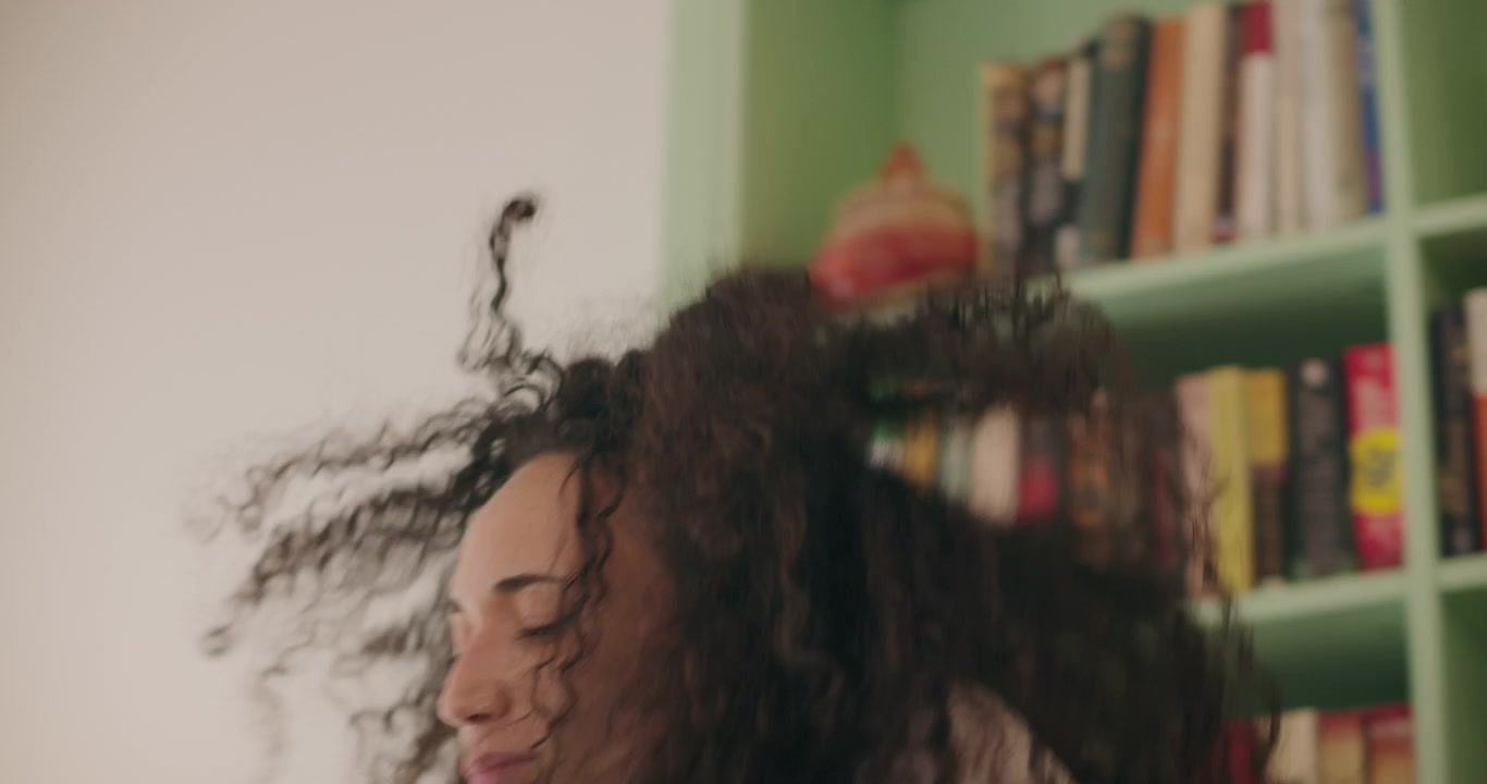 Felice giovane donna con i capelli ricci