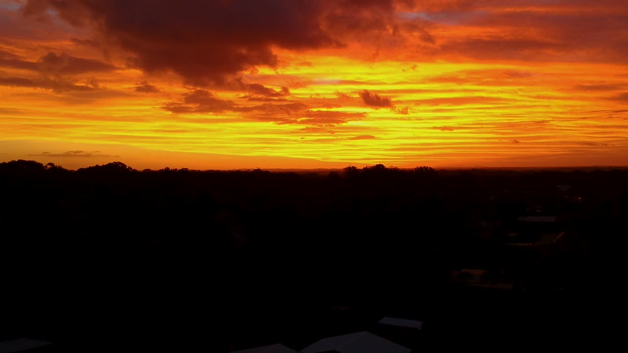 Spektakuläre Luftaufnahme bei Sonnenuntergang. Komplett oranger Himmel.