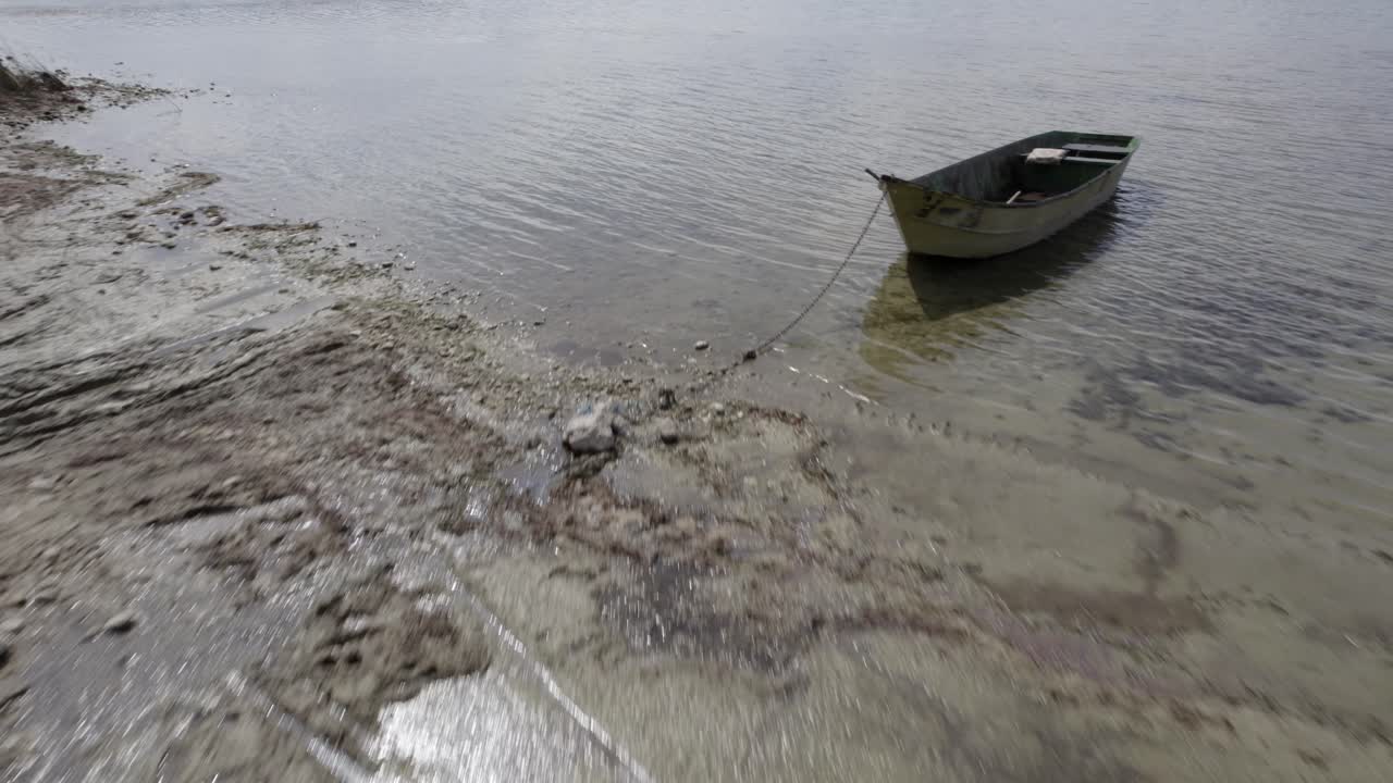 알바니아의 스카다르 호수에 무인 항공기가 있는 비디오, 전경에 있는 오래된 나무 보트, 수위에서 다른 비행기에서 능가