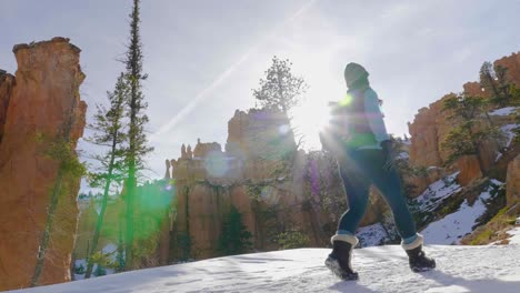 chica mujer senderismo con formación de rocas rojas y nieve cerca de bryce canyon en el sur de utah-3
