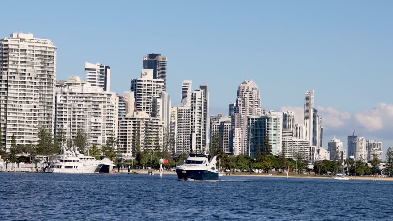 골드 코스트 시내 풍경을 향해 이동하는 보트
