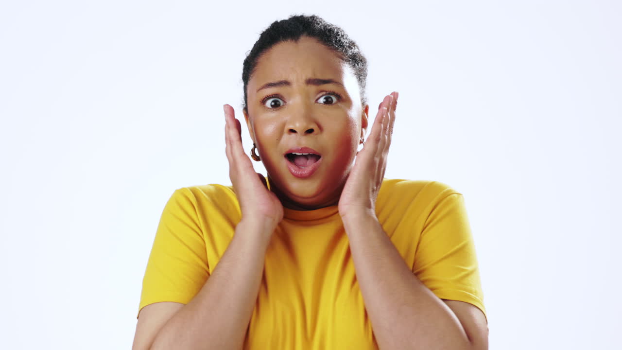 cara, mujer negra y sorpresa con el choque