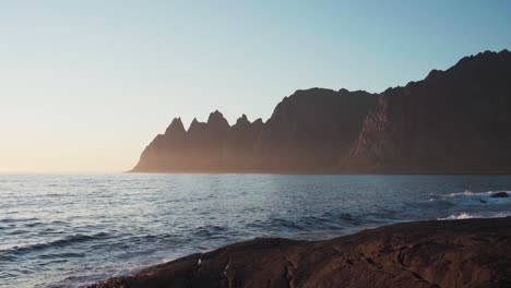 disfrutando de la interminable luz del día en el ártico, tungeneset, toda noruega
