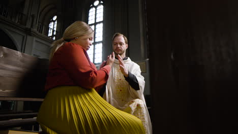 gente dentro de una iglesia