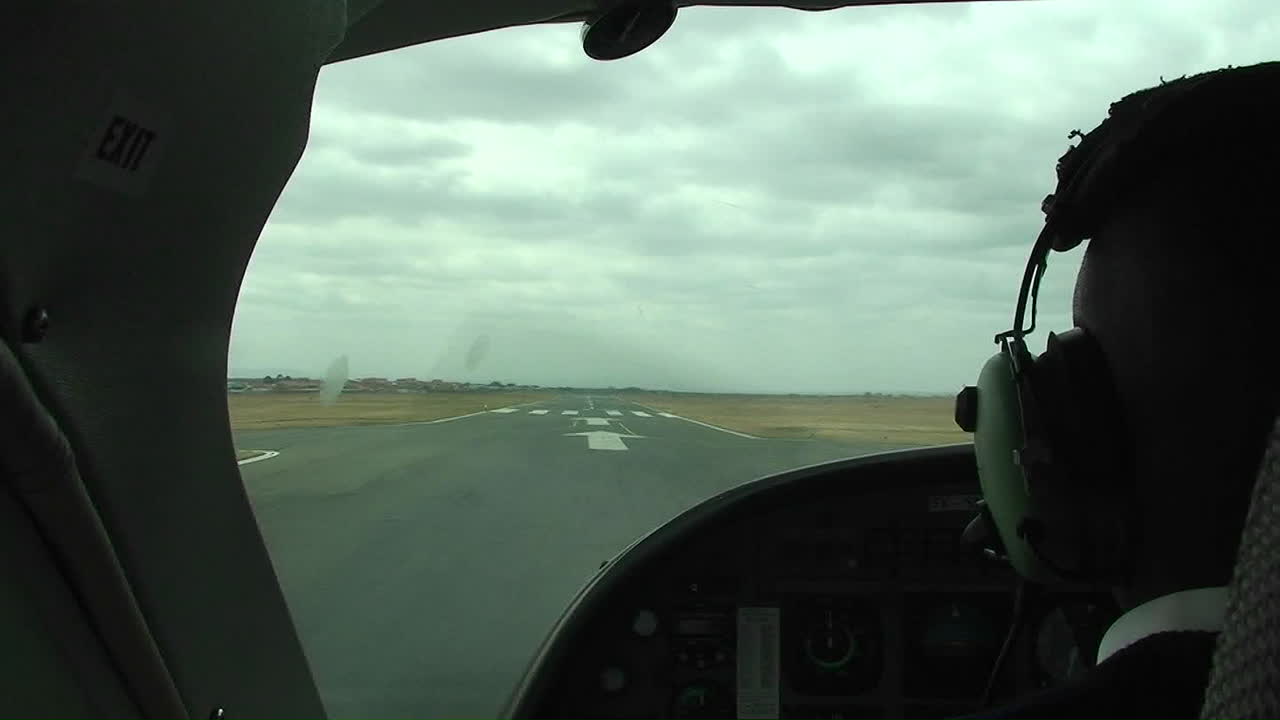 작은 비행기가 활주로에서 이륙