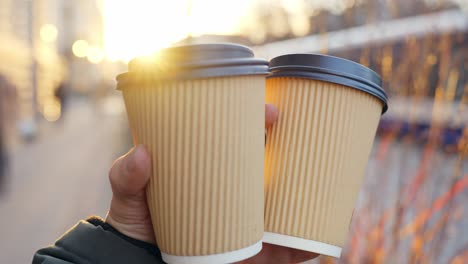 disfruten juntos del café de la mañana en una ciudad ocupada en viajes