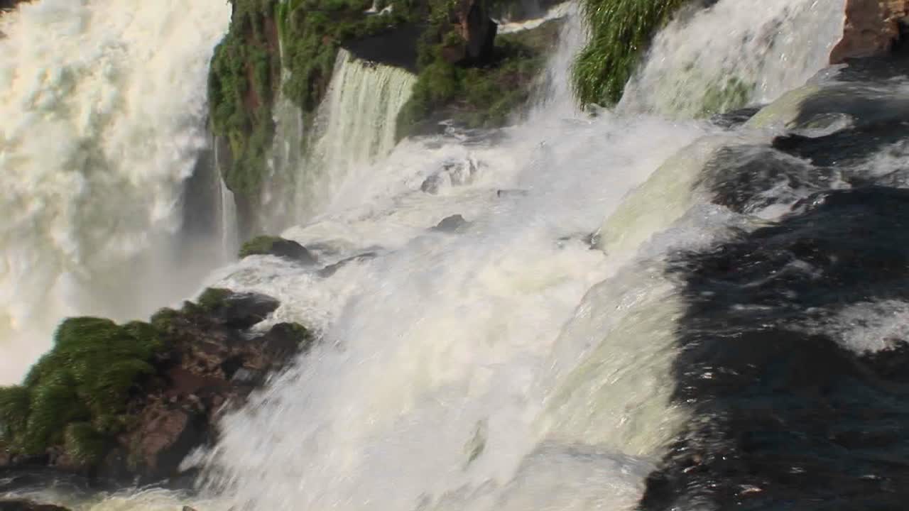 una perspectiva mirando por encima del borde de una cascada