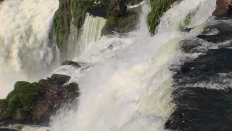 Una-Perspectiva-Mirando-Por-Encima-Del-Borde-De-Una-Cascada