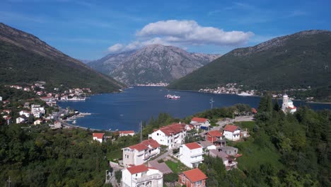 Vista-Aérea-De-La-Bahía-De-Kotor,-El-Puerto-De-Ferry-De-Kamenari-Y-Los-Pueblos-Costeros,-Montenegro