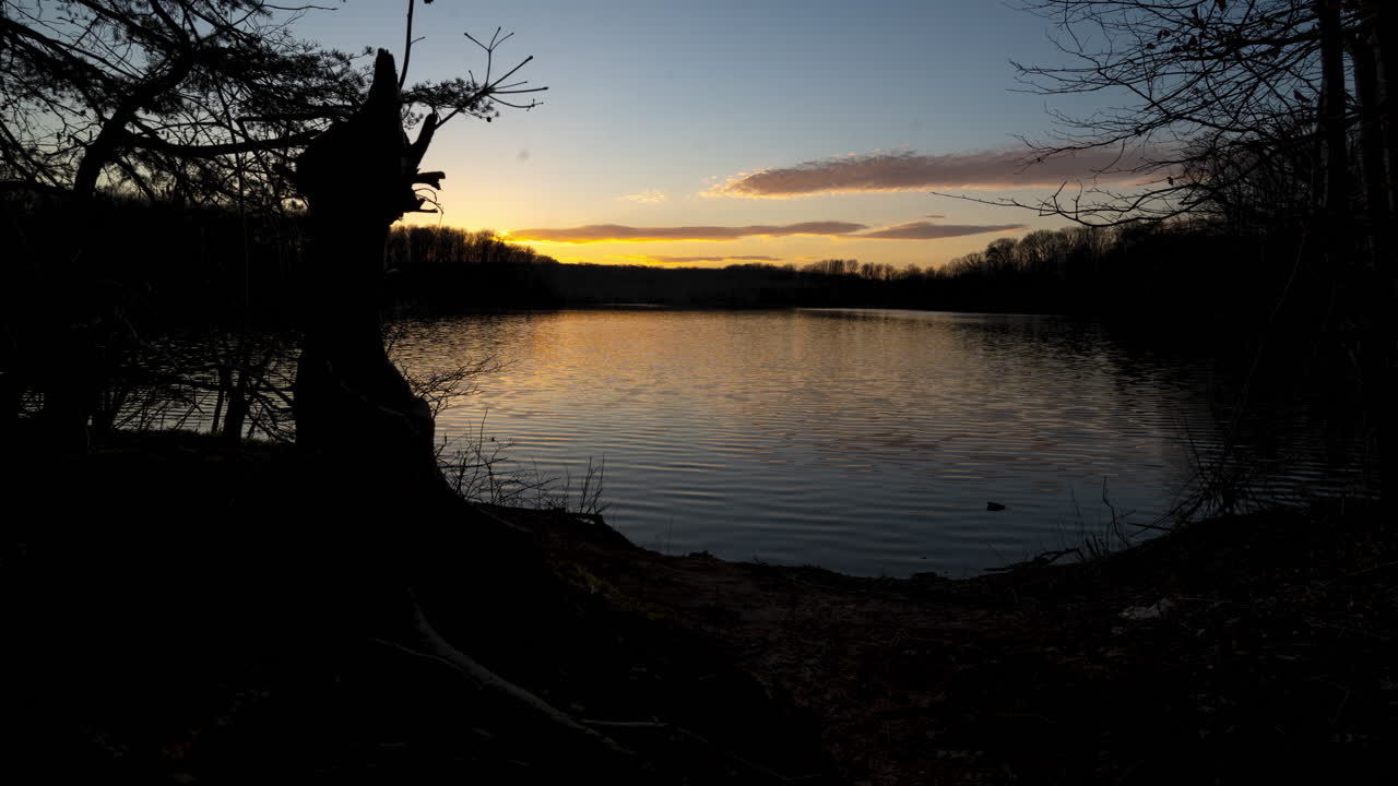 Auringonlasku järven yllä