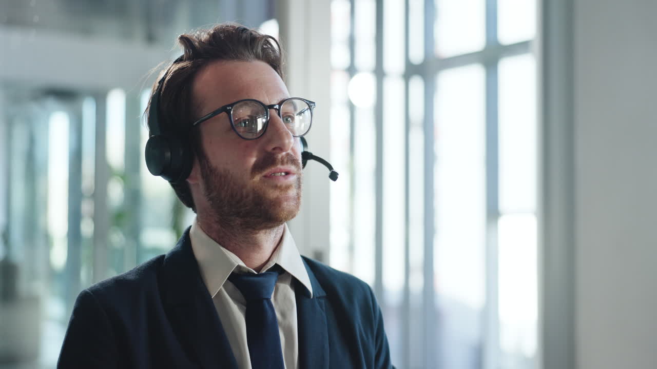 Uomo professionale con auricolare che parla in ufficio