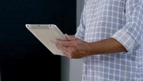 hombre de negocios usando tecnología