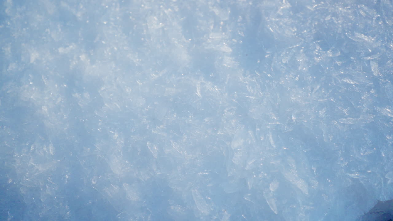 Primo piano rotante di cristalli di neve che creano una texture invernale astratta