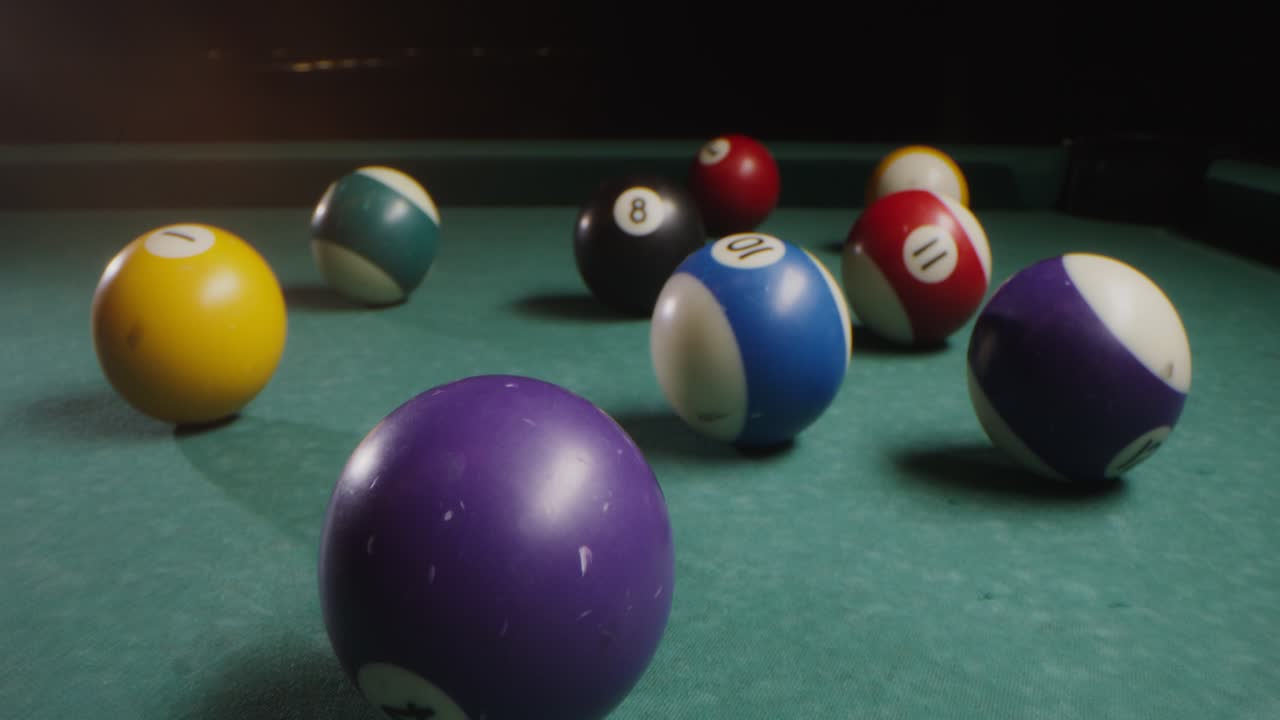 빌리어드 공 을 가진 풀 테이블