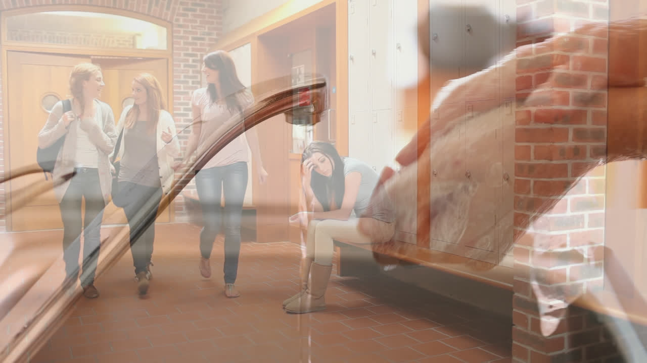 통로에서 걸어가는 대학생들을 상대로 싱크대에서 손을 는