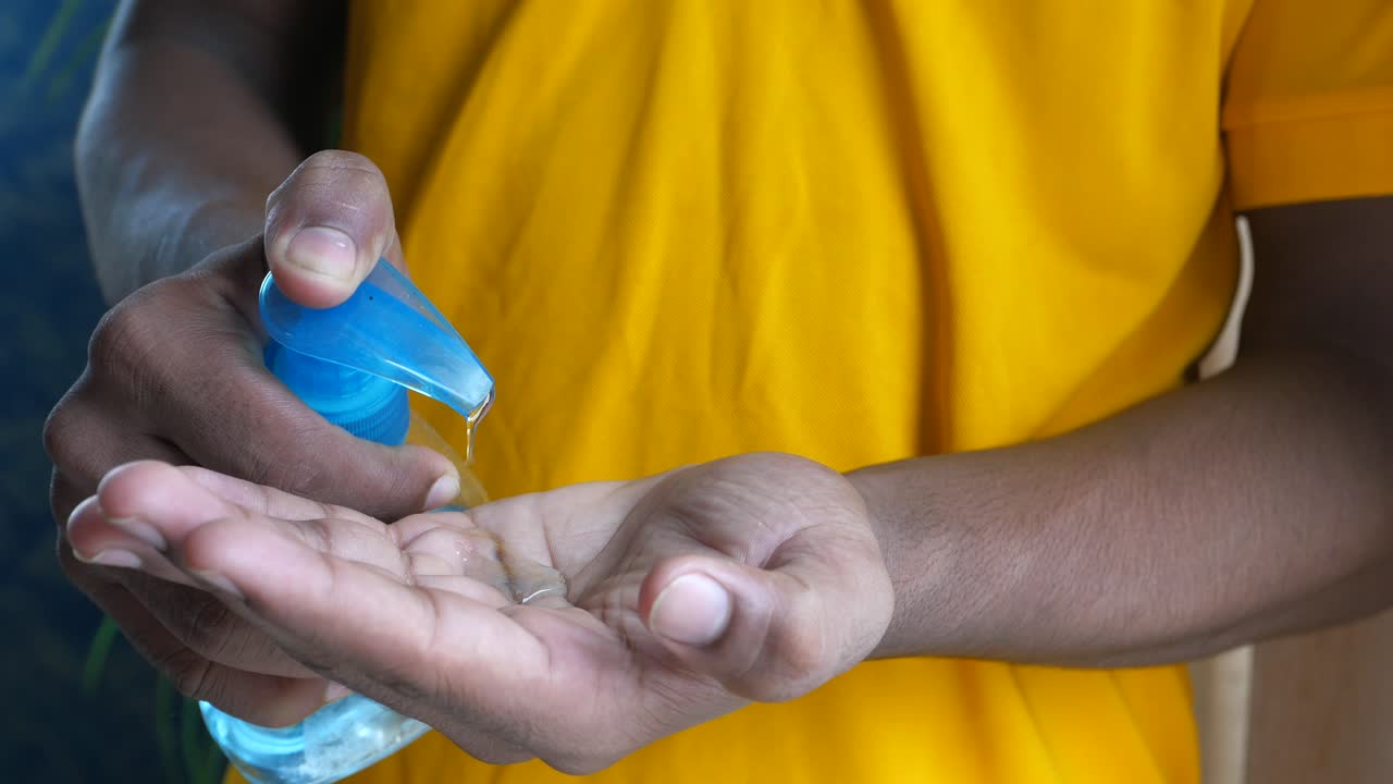 persona que aplica desinfectante para las manos