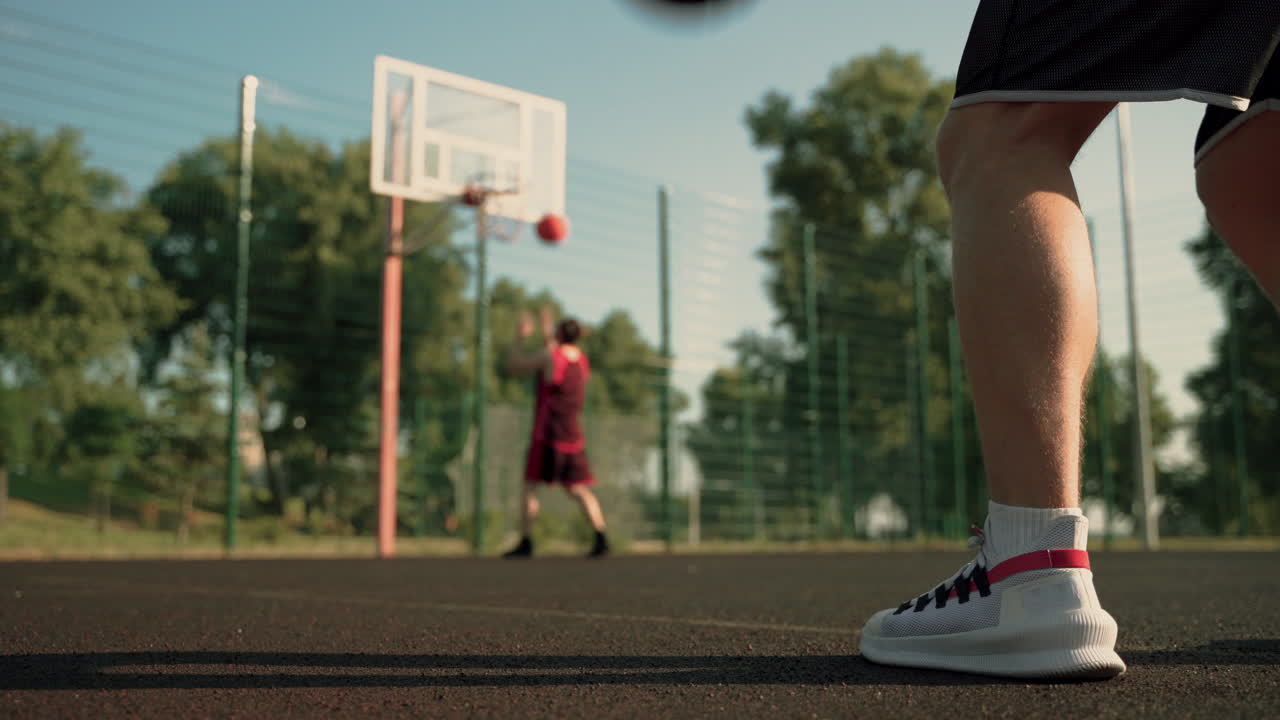 dos jugadores de baloncesto entrenando en una cancha de baloncesto al aire libre 1