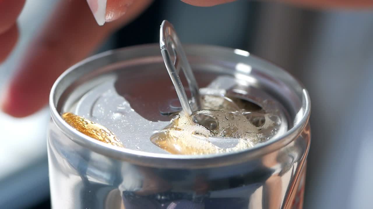 소다 캔을 열고